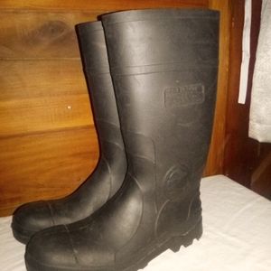 Steel toe tall rubber boots